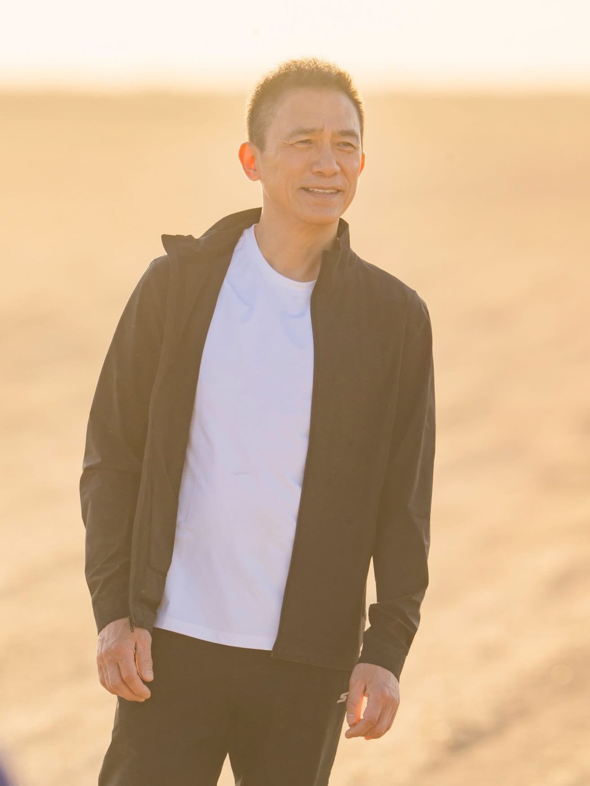 伟仔秋日暖阳下微笑